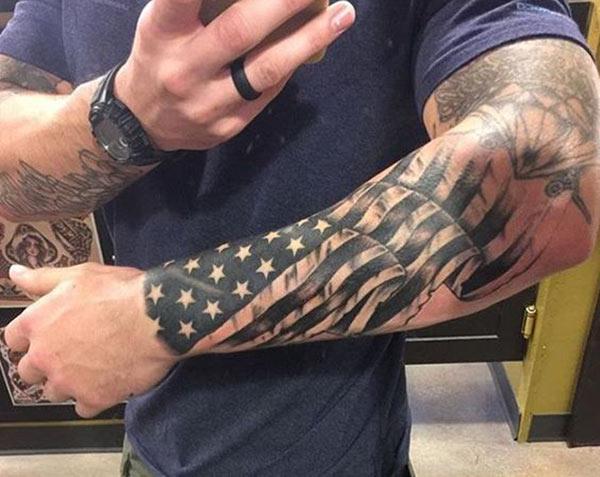 The American Flag Tattoo on the left hand make a man have a fancy look