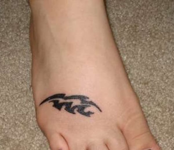 Black Aquarius tattoo to turn out your feet more beautiful