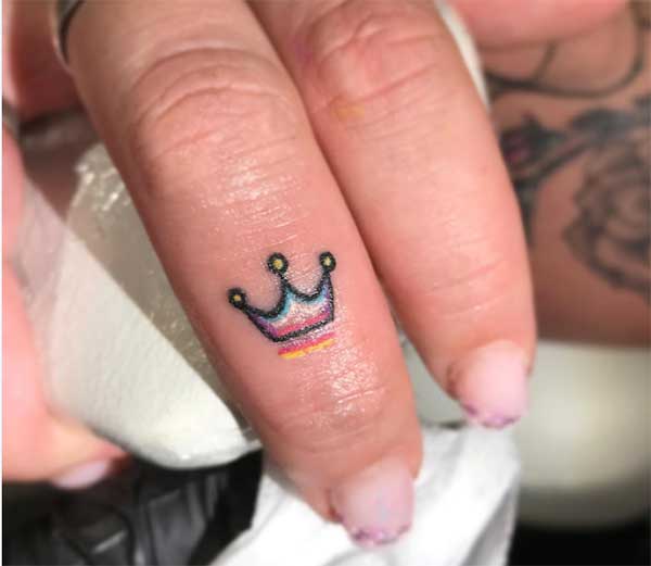 Маленькая корона тату на пальце