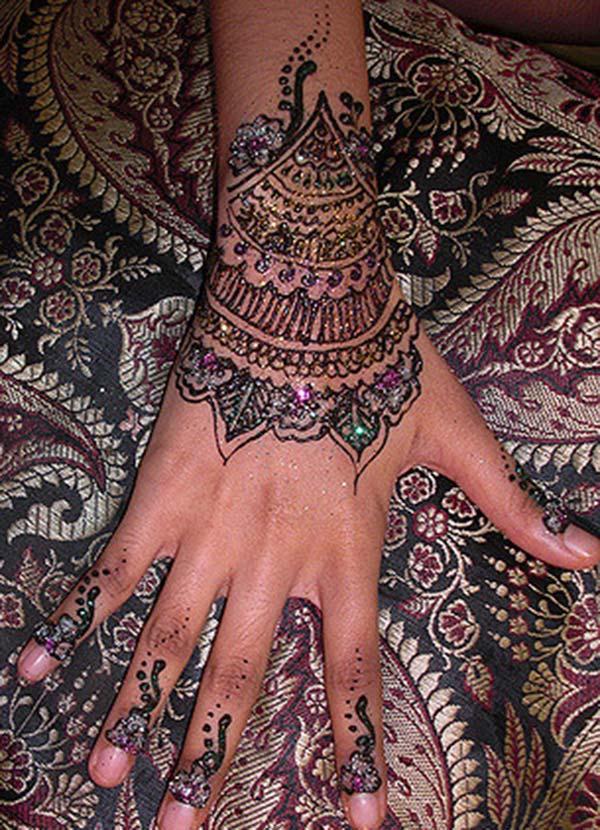 Wrist Mehndi tattoo designs idea