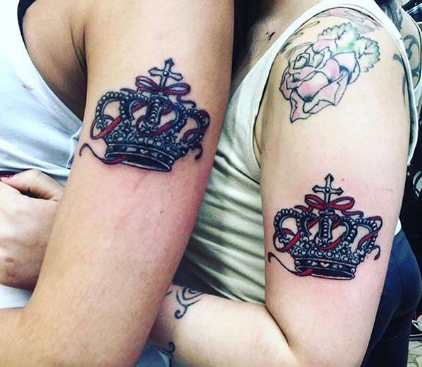 King and Queen Tattoos on the upper arm brings the sharp and majestic look