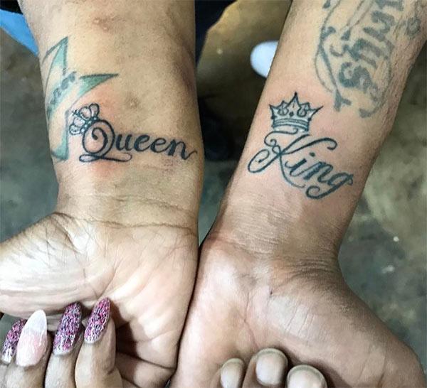 King and Queen Tattoos on the couples’ hand give her the fabulous gaze