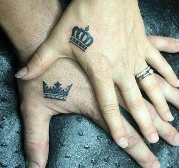 King and Queen Tattoos on the hands brings the exquisite look