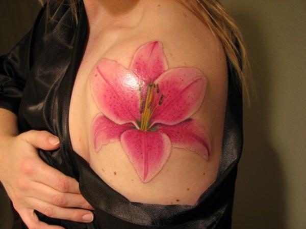 The pink ink design of the Lily tattoo, make girls have splendid look