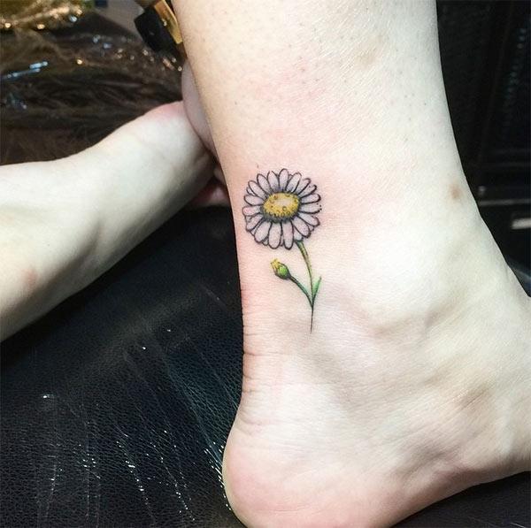 Tiny tattoo on the foot with a sunflower design brings the pretty look