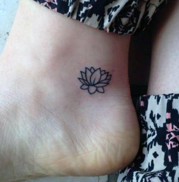Tiny tattoo on the foot with a flower design make them look attractive
