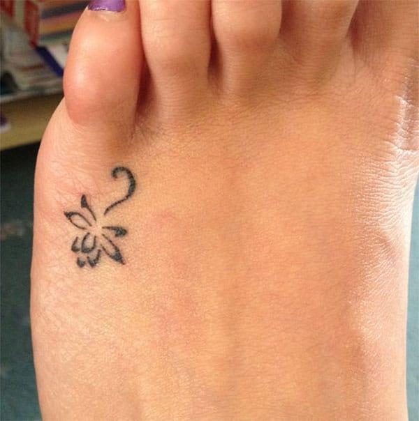 Girls make a tiny tattoo on their toe to flaunt their legs