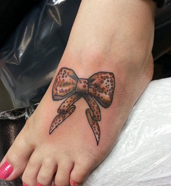 Girls make a bow tattoo on their toe to flaunt their legs
