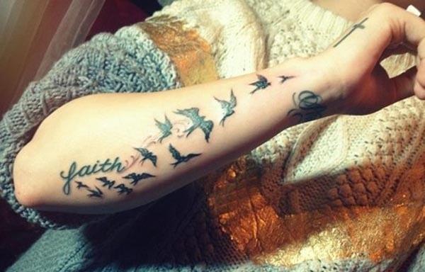 birds flying with the faith tattoo gives a unique look