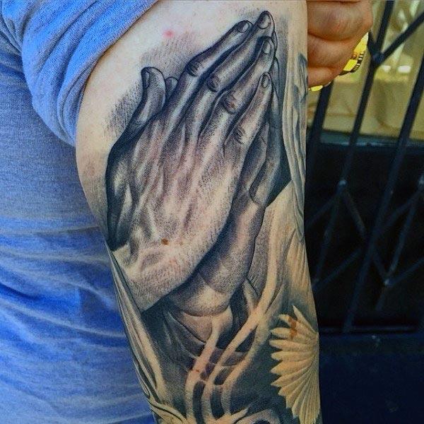 Praying Hand Tattoo on the shoulder brings the comely look