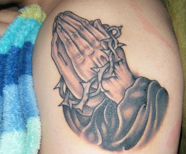 Praying Hand Tattoo on the shoulder brings the adorable look