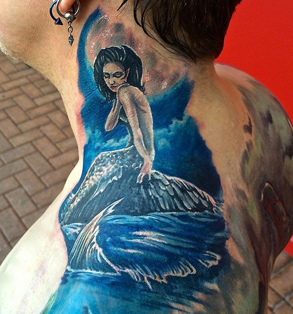 Amazing Tattoo on the shoulder overlapping to the neck make a man look cute
