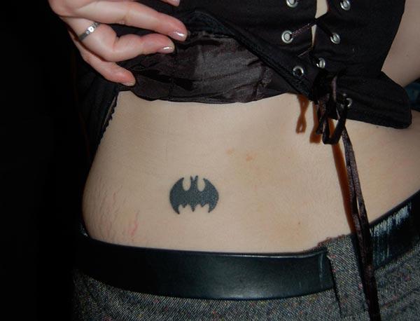 The Bat tattoo around the hips makes girls have magnificent look