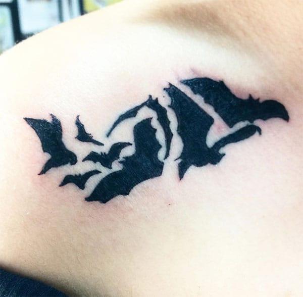 Bat tattoo on the right shoulder brings the exquisite look