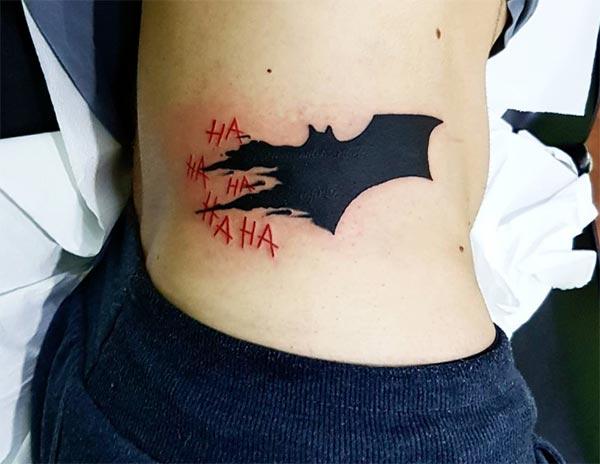 Bat tattoo on the side belly brings the stately look