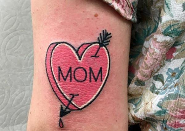 Mom tattoo on the arm brings the astonishing look
