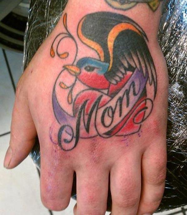 Mom tattoo on the hand makes a man look stylish