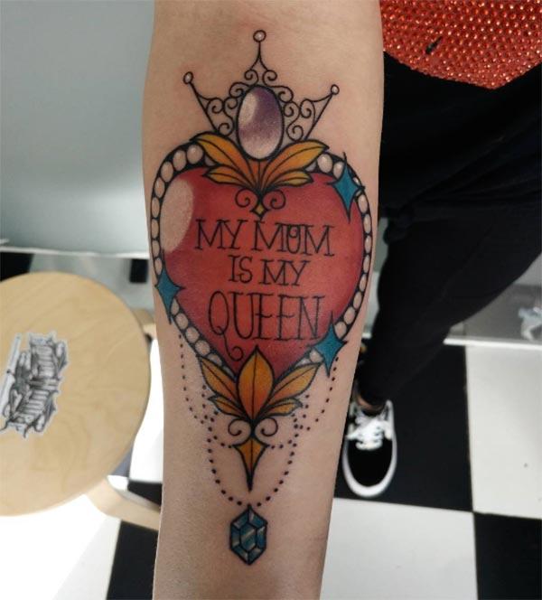 Mom tattoo on the lower arm brings the astonishing look