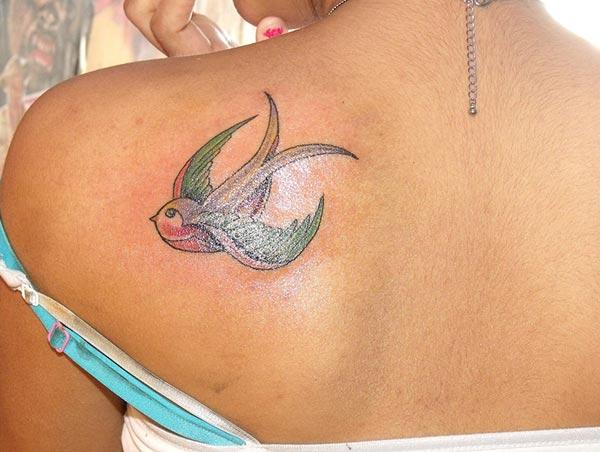 Sparrow Tattoo on the shoulder brings the exquisite look