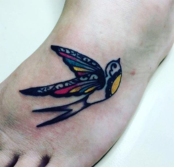 Makes a divine Sparrow tattoo on foot to flaunt it