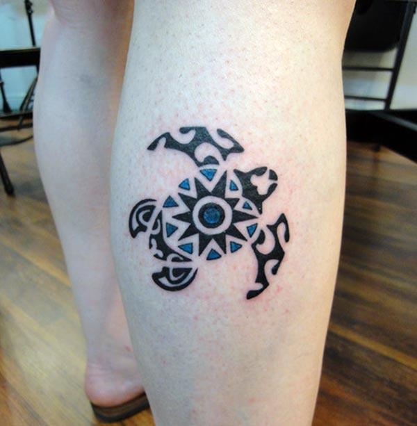 Turtle tattoo on the legs making girls to possess an astonishing look