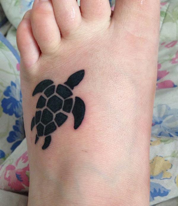 Turtle tattoo on the toe makes a girl look so cute