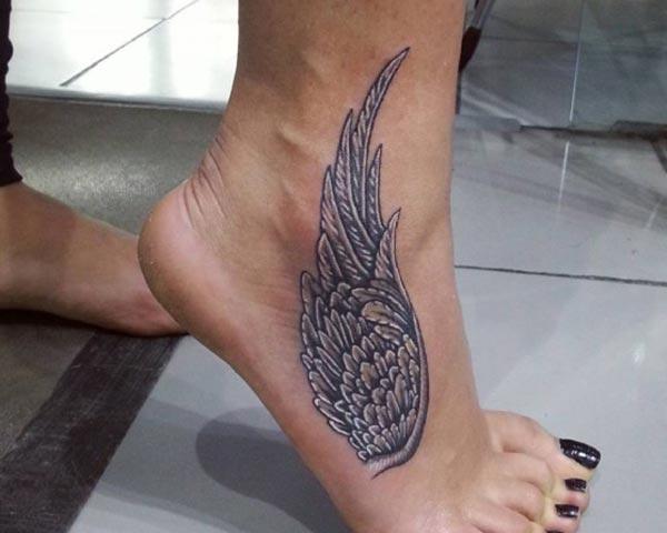 Makes a divine Wing tattoo on foot to flaunt it