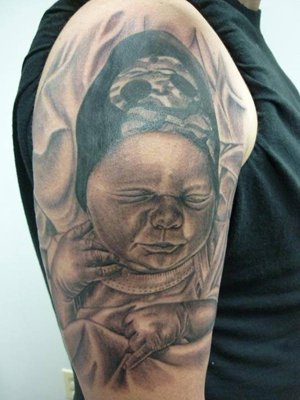 Baby tattoo on the shoulder makes a woman look captivating