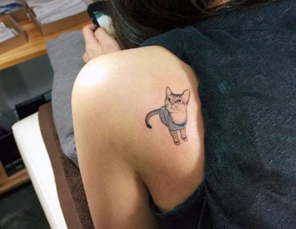 This Cat tattoo design ink on the shoulder make a lady look adorable