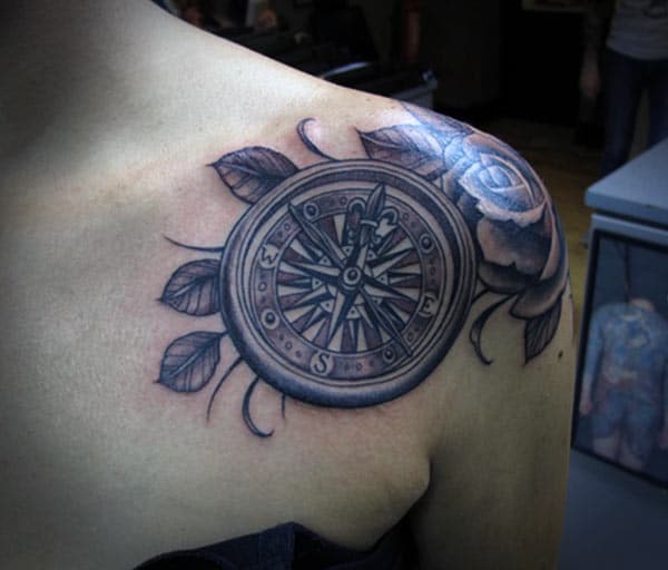 Compass tattoo with a blue ink design makes a woman look lovely.