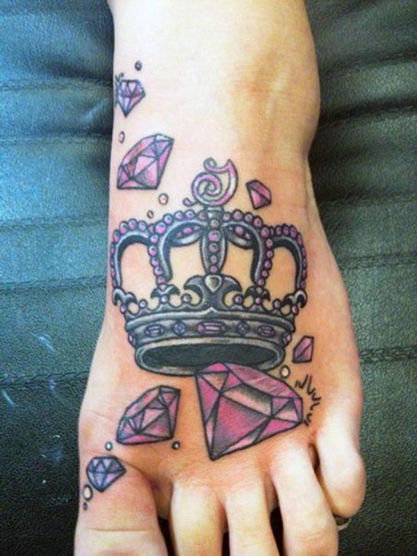 Makes a divine Crown tattoo on foot to flaunt it