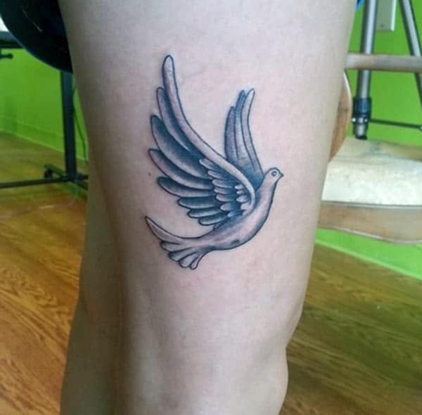 Dove tattoo on the side thigh gives the girls an attractive look