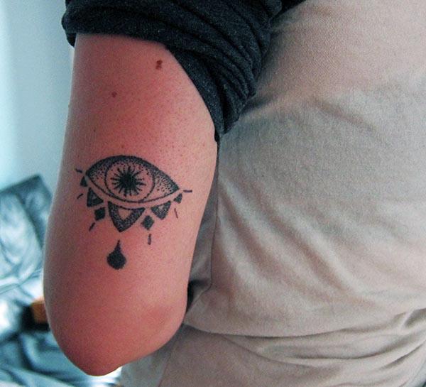 Eye tattoo with the black ink design to the shoulder brings their flashy appearance