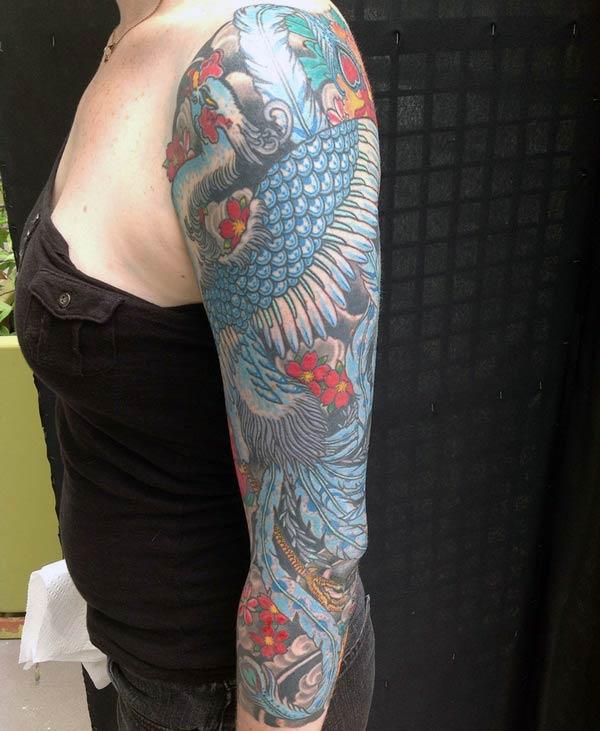 Phoenix tattoo on the shoulder brings the captivating look 
