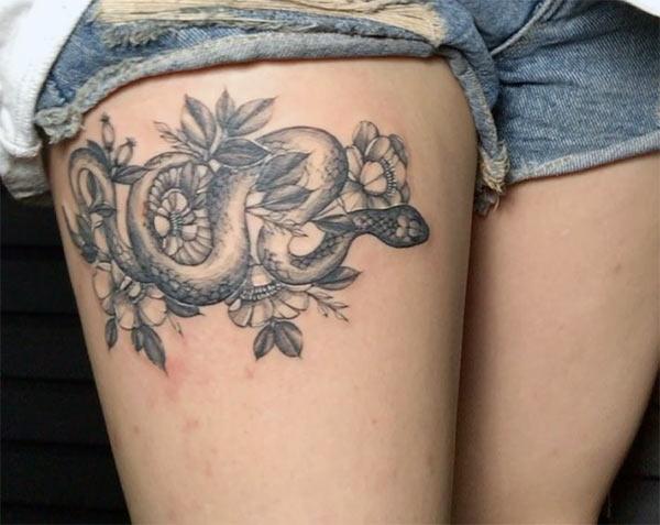 Snake tattoo on the thigh brings the radiant look in girls