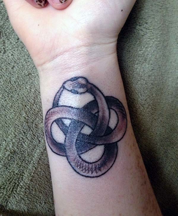 Girls make a snake Tattoo on wrist to flaunt it
