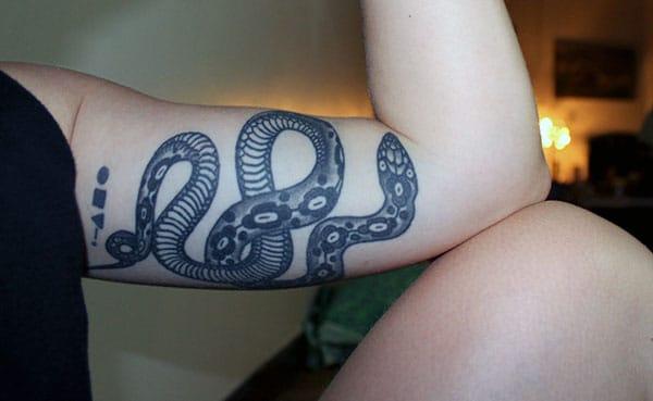 Snake tattoo on the upper front arm make girls have the foxy look