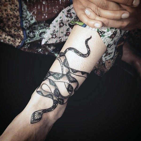 The snake tattoo on the left side arm, brings the loyalty look in girls