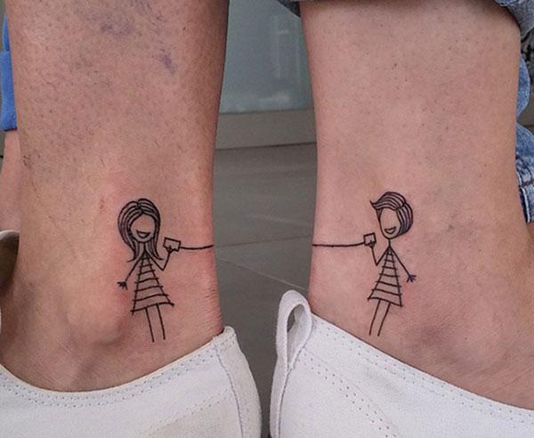 Friendship tattoo on the back foot makes friends look so cute