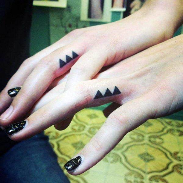Friendship tattoo on the finger make people look captivating