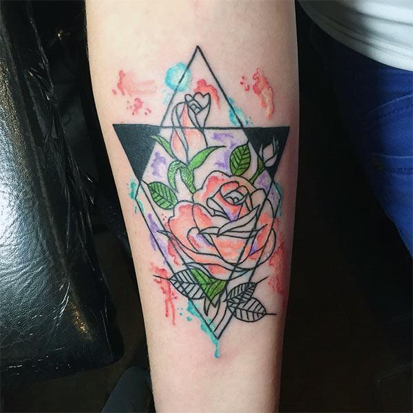 Geometric tattoo on the lower arm brings the astonishing look