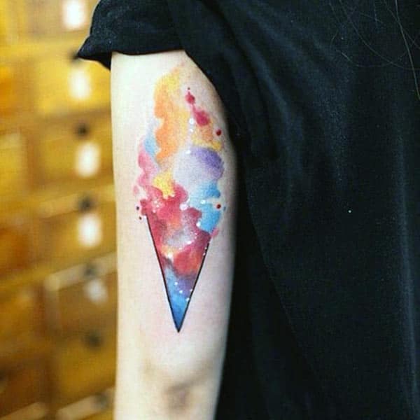 Geometric tattoo on the upper arm matches the skin color brings the admirable look