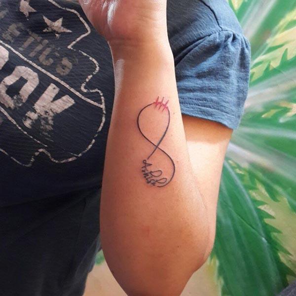 Girls make infinity Tattoo on their arm to flaunt it