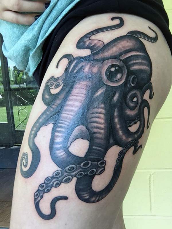 Octopus Tattoo on the side thigh gives the girls an attractive look