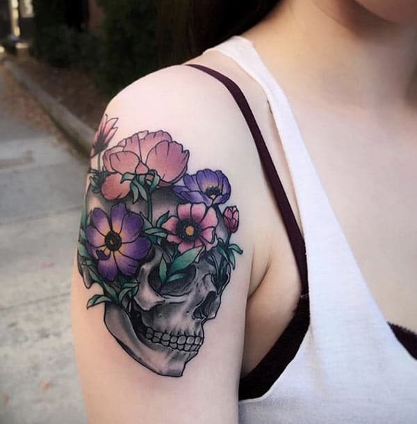 Skull Tattoo on the shoulder gives the captive look in girls