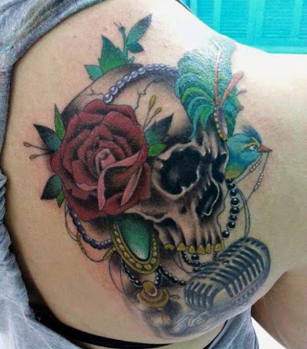 Skull Tattoo on the right shoulder brings the exquisite look