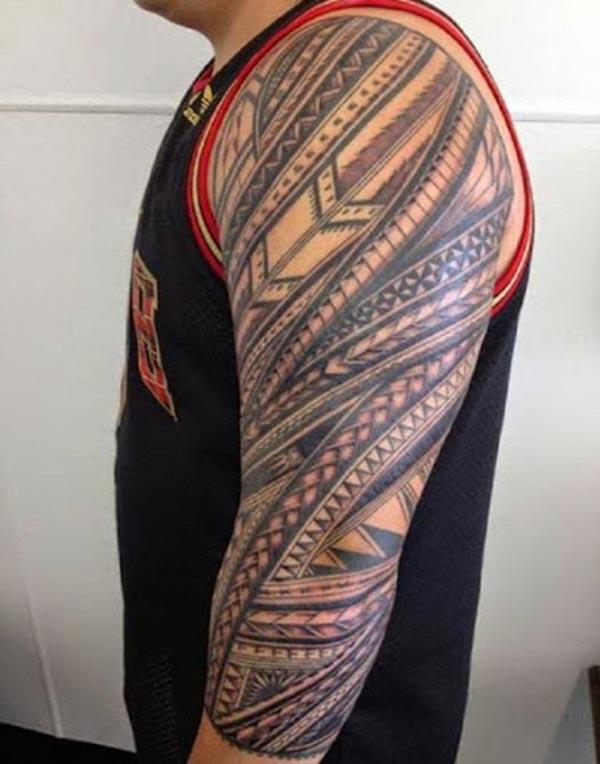 Tribal tattoo on the left arm make a man have an august look