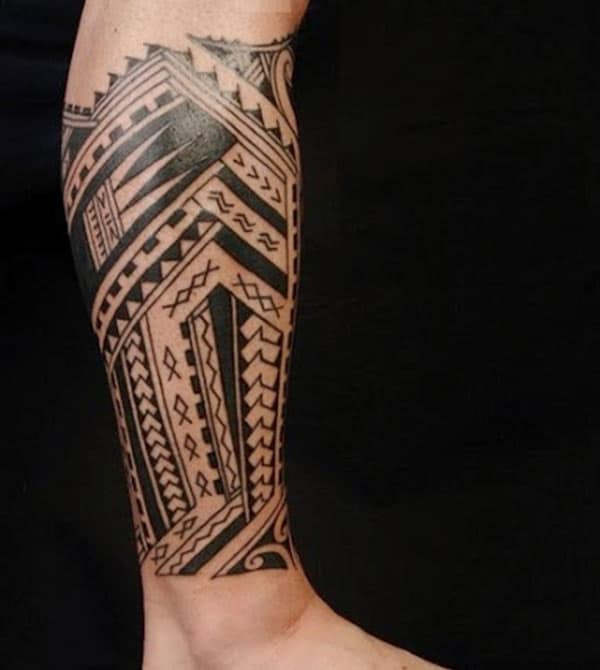 Tribal tattoo on the foot make a man have an august look