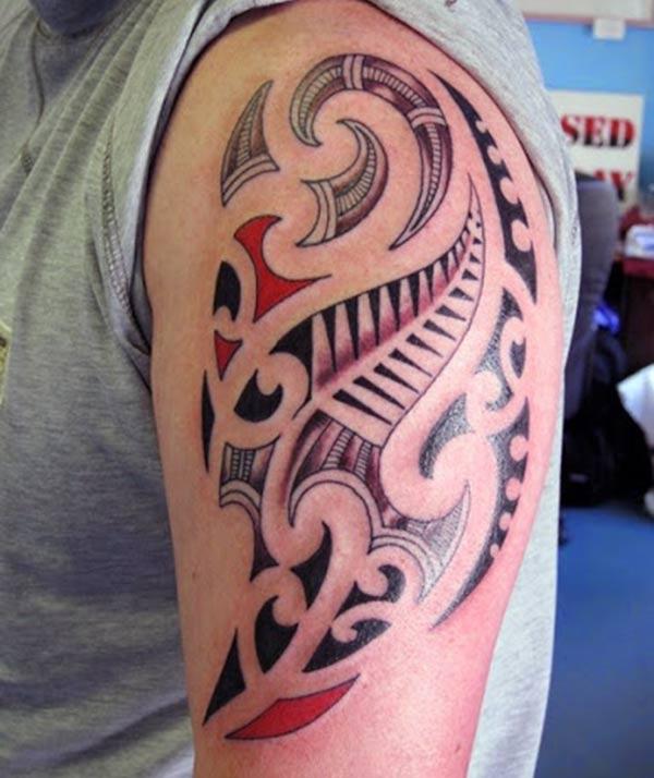 The Tribal tattoo on the left hand make a man have a fancy look