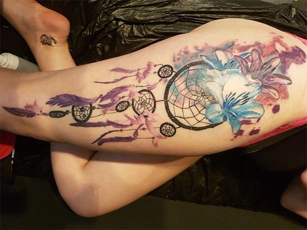 Jaw-dropping cool dream catcher with flowers watercolor thigh tattoo ideas for Women